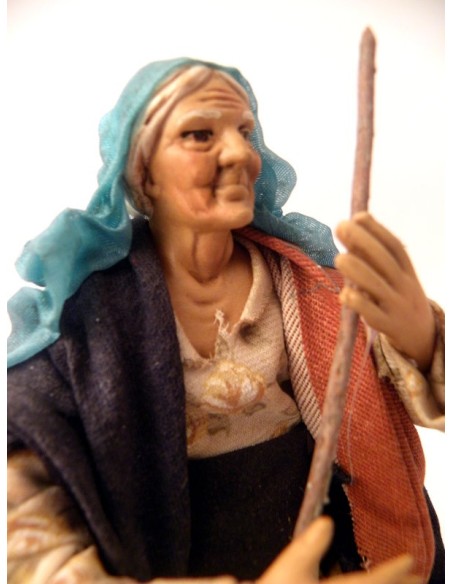 Donna con scopa cm 18